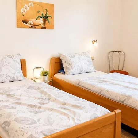 Praktisches Erdgeschoss 2- Schlafzimmer Ruhig Gelegen Mit Parkplatz Apartman